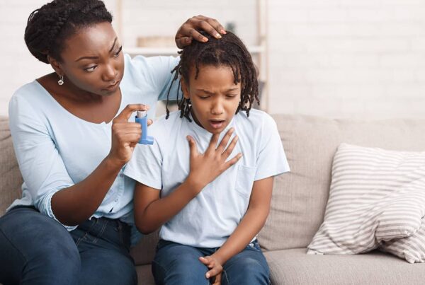 Mère tenant un inhalateur pour l'asthme pour sa fille